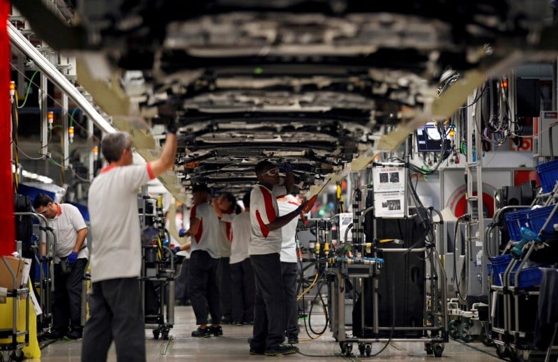 Trabajadores ensamblan vehículos en la línea de montaje de la fábrica de automóviles SEAT en Martorell, cerca de Barcelona. REUTERS/Albert Gea