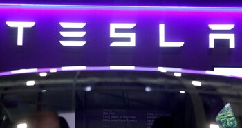 Tesla denuncia a uno de