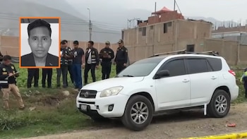 Un recuadro con el retrato de un hombre se sobrepone a la imagen de una camioneta blanca junto a policías y cinta amarilla en una zona con edificios