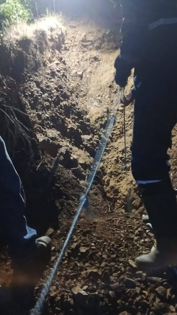 Pedro Solarte fue rescatado con vida en la finca La Marulla, en zona rural de El Águila, Valle del Cauca, tras casi 30 horas atrapado por un deslizamiento de tierra- - crédito Bomberos Voluntarios El Aguila Valle/Facebook
