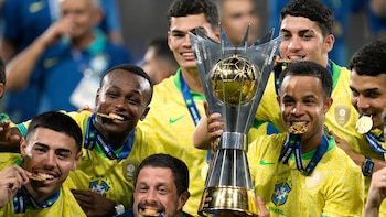 Pedro Silva sostiene el trofeo