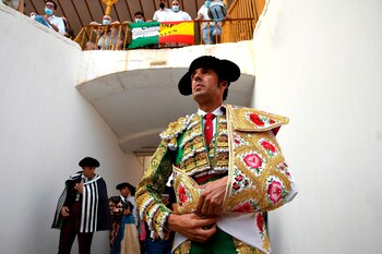 El diestro Emilio de Justo antes de comenzar el segundo festejo de abono de la Feria de Almería que se celebra hoy domingo en el coso de la Avenida Vilches. EFE/Carlos Barba