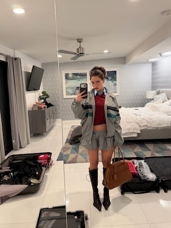 Las imágenes compartidas en redes sociales revelaron momentos íntimos de Emilia antes del show, desde la preparación hasta escenas cotidianas con mate y amigos