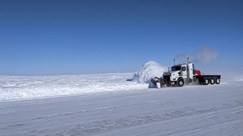 Tibbitt to Contwoyto: la carretera de hielo más extensa del mundo que impulsa la minería en el Ártico