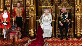 La reina Isabel lució una