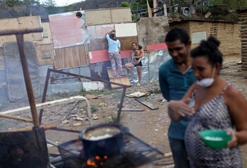 Imagen de archivo de gente cocinando con leña en una casa hecha de barro, palos y lata.REUTERS/Manaure Quintero/Archivo