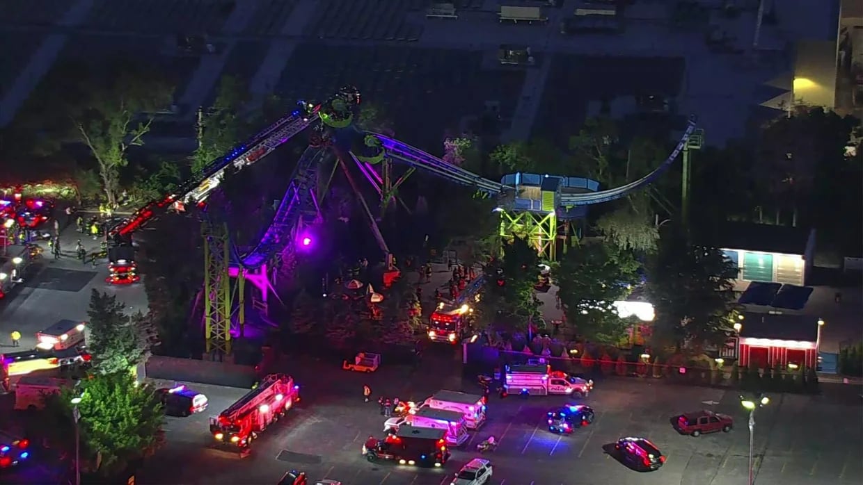 Los servicios de emergencia iniciaron el rescate en Adventureland poco antes de las 19:30 y completaron la evacuación unas tres horas después