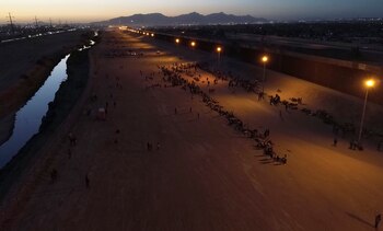 Migrantes esperan a las autoridades