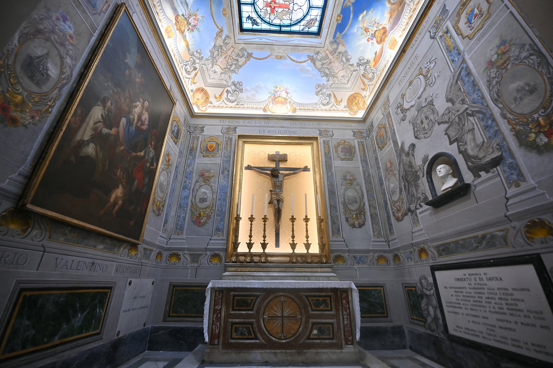 El fresco se encuentra en una capilla de la basílica de San Lorenzo in Lucina, a pocos metros de la sede del gobierno