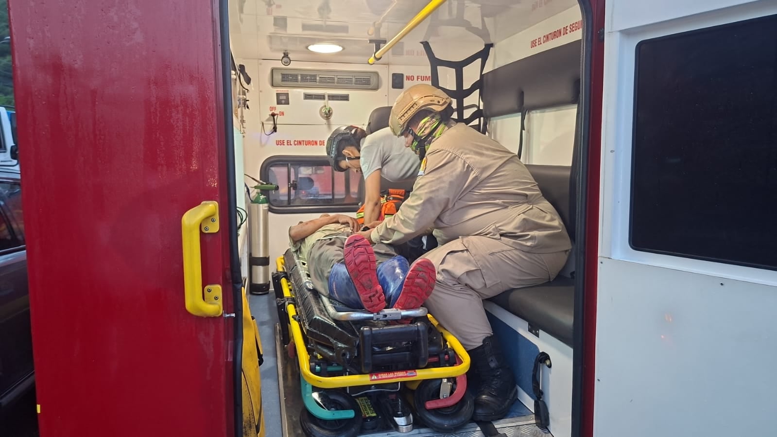 Equipos del Cuerpo de Bomberos se movilizaron hasta el sector tras recibir el reporte de personas que podrían haber quedado atrapadas entre los escombros. (Foto: Cuerpo de Bomberos)