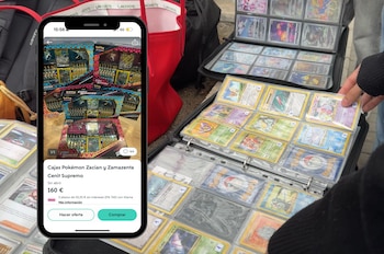 Una mano hojea un álbum de cartas Pokémon mientras un teléfono móvil en primer plano muestra una venta online de cajas de cartas Pokémon selladas