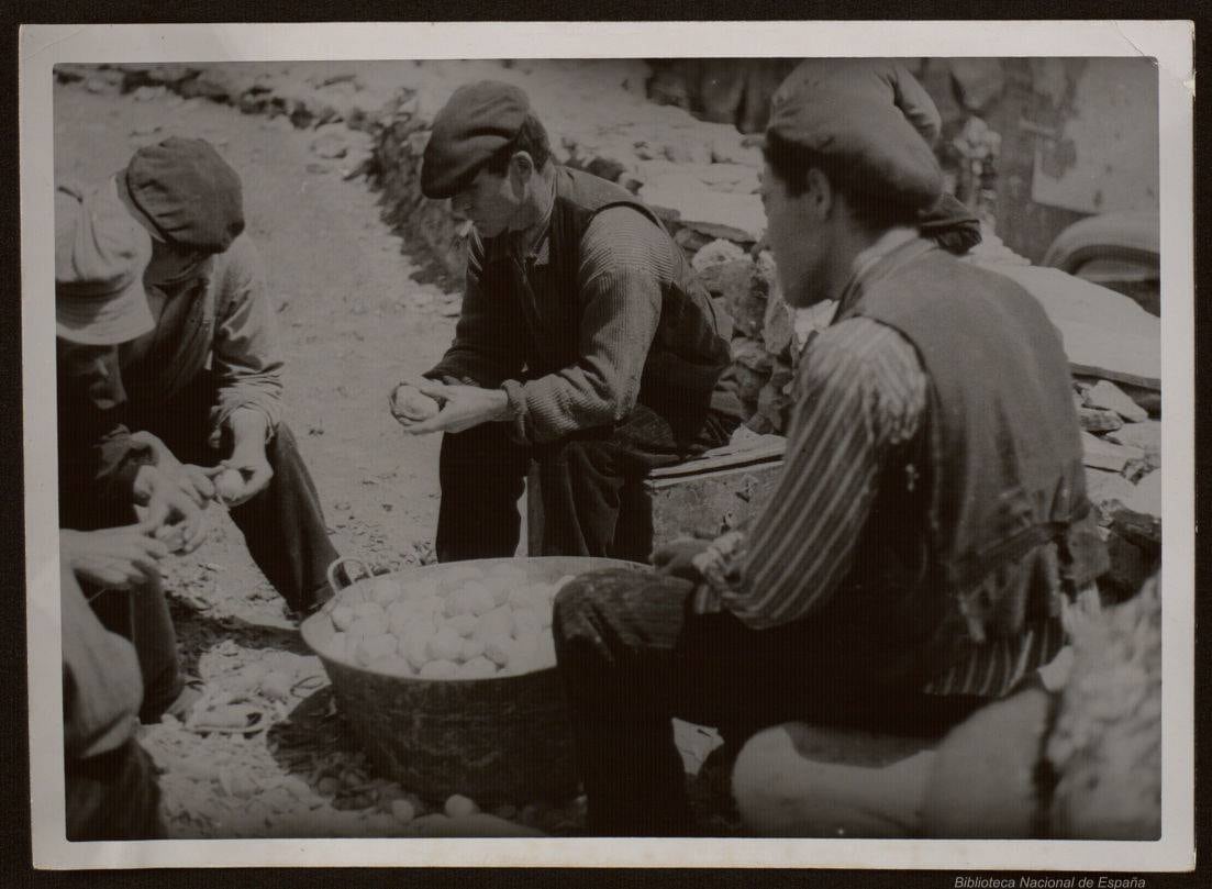 Rancheros con vecinos de Puertomingado (Teruel) pelando patatas para el rancho de la línea próxima de fuego (Biblioteca Nacional de España)