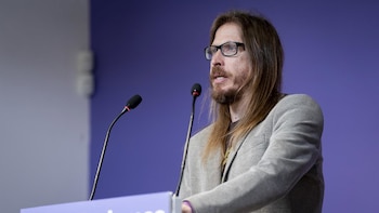 El portavoz de Podemos tacha de "escandaloso" que la directora de la Guardia Civil no haya dimitido aún