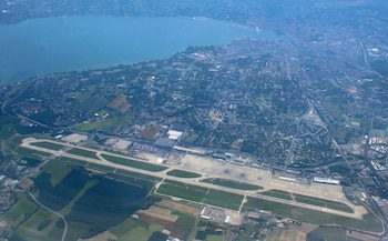 Vista aérea del aeropuerto de Ginebra (Wikimedia Commons)