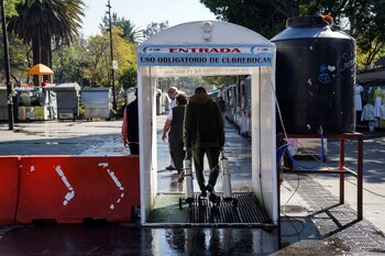 Un hombre camina por una