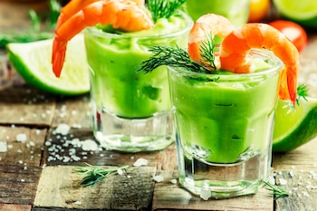 Vasitos de aguacate y langostinos