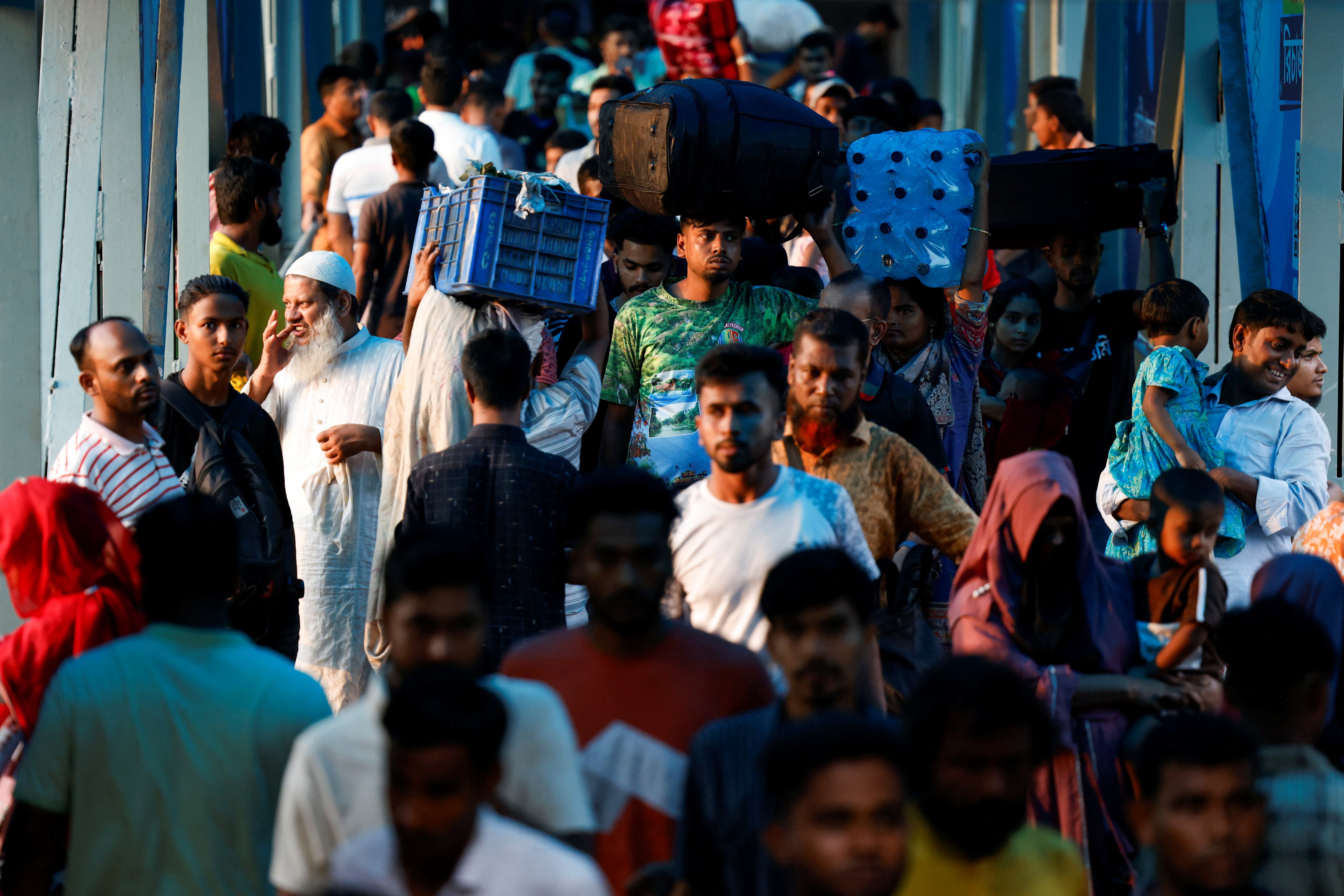 La aplicación móvil NOLKUP, basada en seis millones de análisis, facilita la consulta de niveles de arsénico y la localización de pozos seguros en Bangladesh (REUTERS/Mohammad Ponir Hossain)