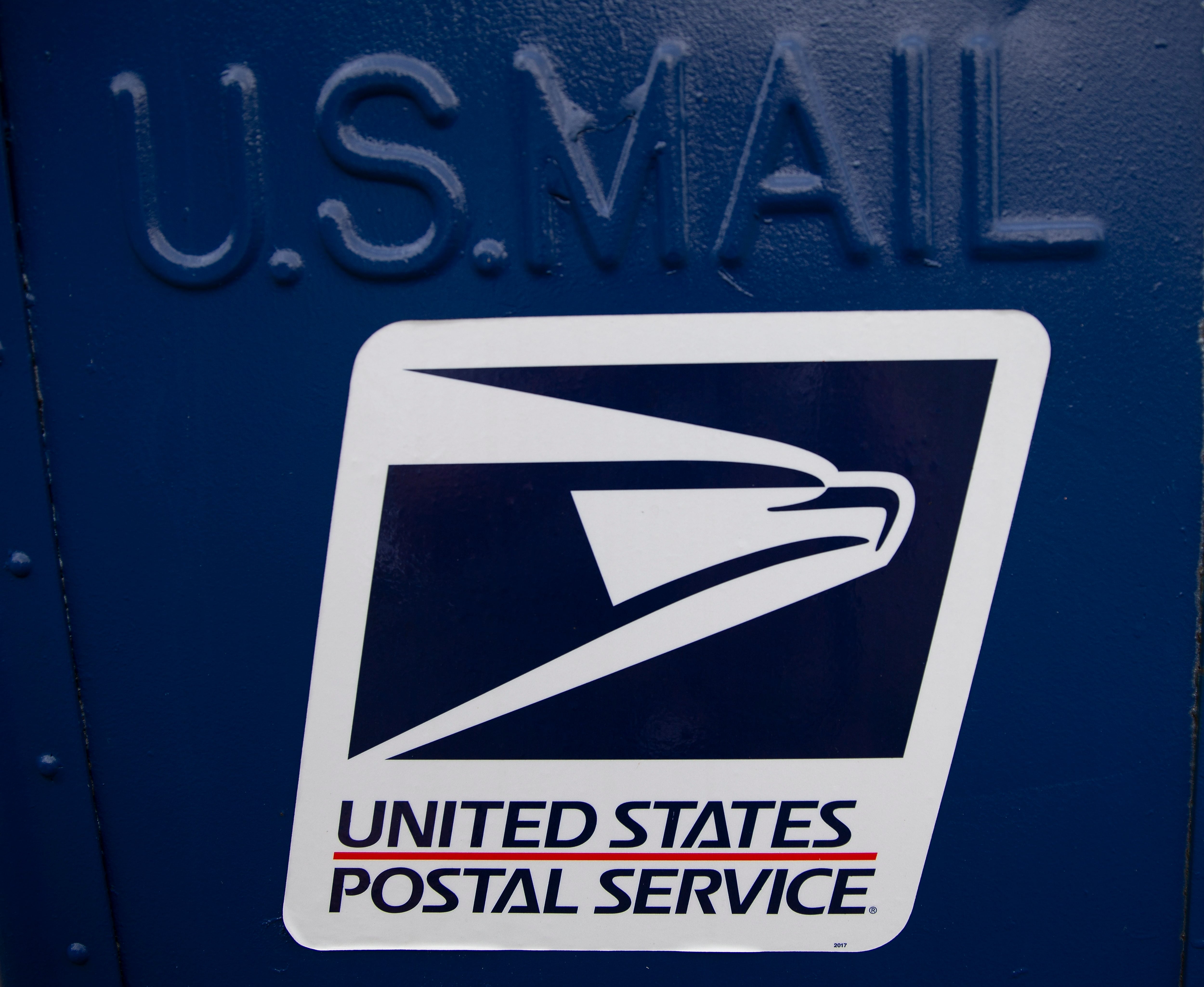 David Steiner dijo ante el Congreso que el sello de primera clase debería ubicarse entre USD 0,90 y USD 0,95 para sostener la estabilidad financiera del USPS y evitar que el servicio postal se quede sin fondos (EFE/CJ Gunther)