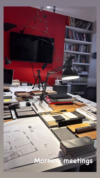 "Reunión matutina", posteó Carla y