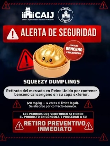 Flyer de CAIJ con alerta de seguridad, muestra un juguete dorado Squeezy Dumplings y texto sobre su retiro por contener benceno