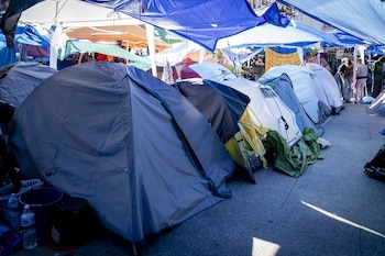 08/10/2026 Acampada por la vivienda, en la Puerta del Sol, a 8 de octubre de 2026, en Madrid (España). La acampada en Sol desborda la plaza y los acampados mantienen sus reivindicaciones contra los desahucios y los alquileres "desorbitados". El Boletín Oficial del Estado (BOE) publicó ayer 7 de octubre la nueva versión de los decretos de vivienda y alquileres que el día anterior aprobó el Consejo de Ministros.
POLITICA
A. Pérez Meca - Europa Press