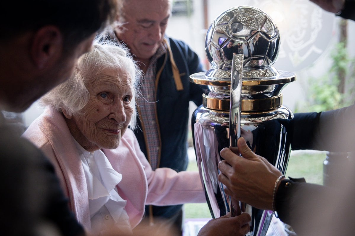 Haydee tocando el trofeo del Torneo Apertura (@caplatense)