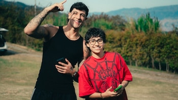 Mafe Sin R, rostro de Zaca TV, protagoniza el videoclip “Un error?” del cantante urbano Emil, estrenado el 27 de agosto.