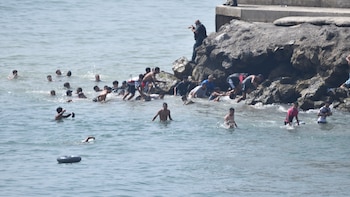 Interior acusa a las mafias de tráfico de personas de “instrumentalizar una sentencia judicial” para impulsar la llegada masiva de migrantes a Ceuta