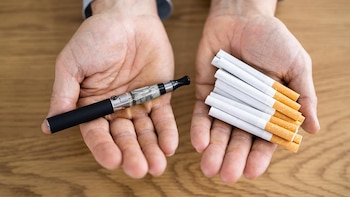 Los cigarrillos electrónicos con nicotina ayudan a dejar de fumar, concluye una reseña
