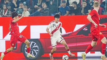 Kenji Cabrera disputando amistoso contra Rusia. - Crédito: FPF