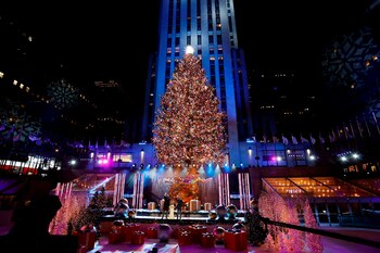 El árbol de Navidad del Rockefeller Center se ilumina en Nueva York (EE.UU.). EFE/Jason Szenes