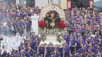Señor de los Milagros: reciben