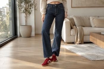 En zapatillas altas de tacón o tenis, los especialistas indican que quedan bien con tonos neutros. (VisualesIA)
