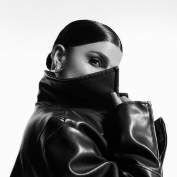 La también compositora construye sus