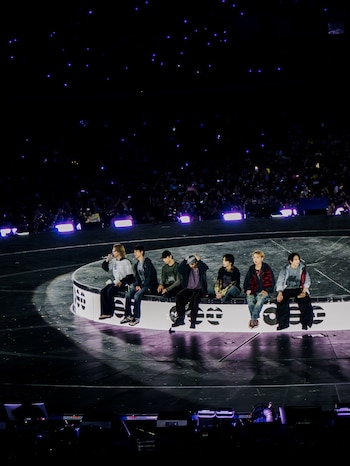 Jimin se emocionó durante la sorpresa de cumpleaños que BTS y las ARMY chilenas prepararon en el Estadio Nacional. Foto: Army Chile