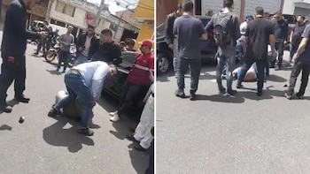 En video quedó ‘paloterapia’ que le dieron los vecinos a presunto ladrón en Bogotá: le quemaron la moto