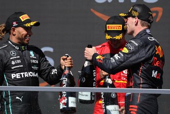 Max Verstappen saluda a Lewis
