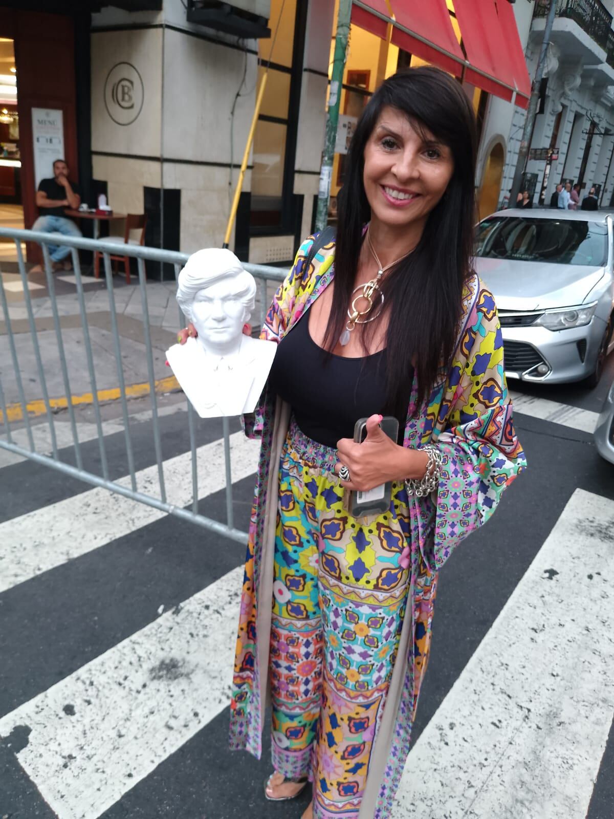 La electa senadora Lorena Villaverde en el Congreso con un busto de Javier Milei