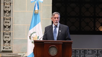 Un hombre con barba gris