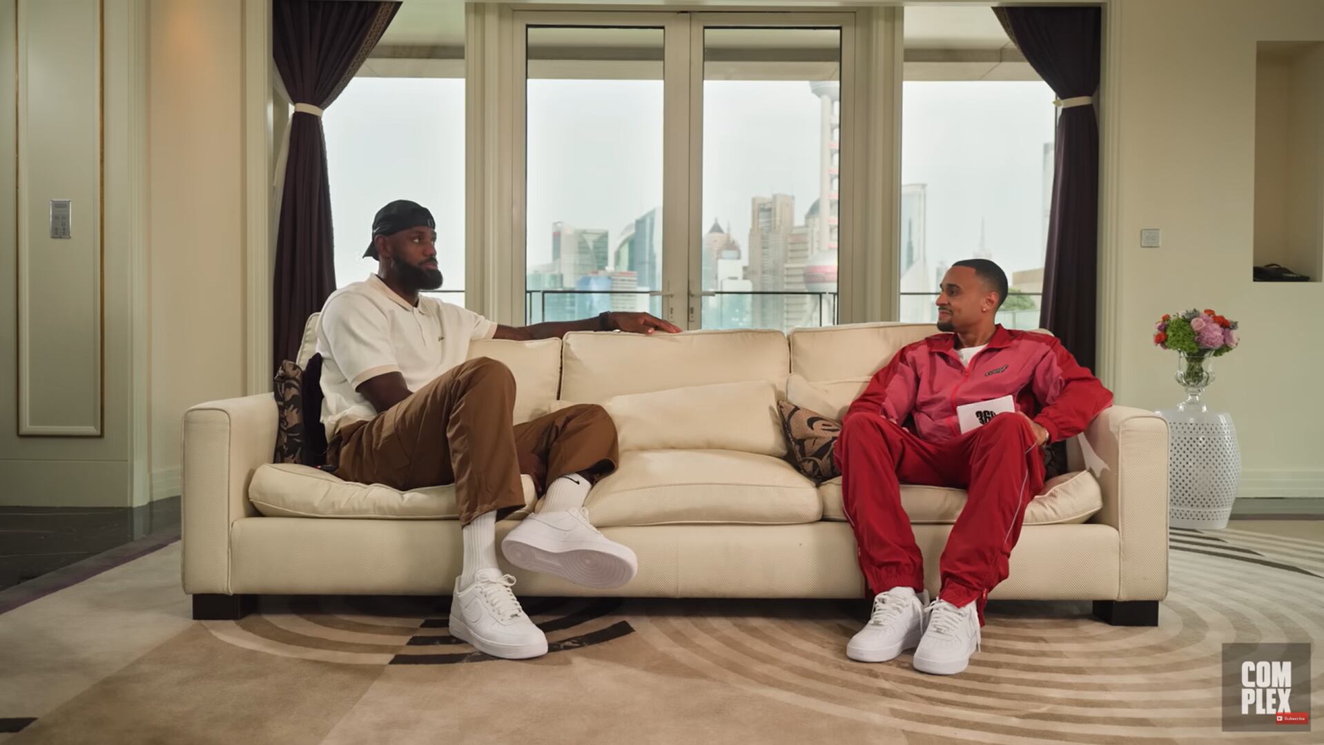 En la reciente entrevista, James respondió a las acusaciones de exagerar historias y defendió su autenticidad ante la fama (360 with Speedy)