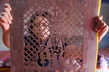 Es este rincón escondido de la ciudad venden piezas de papel picado en cientos