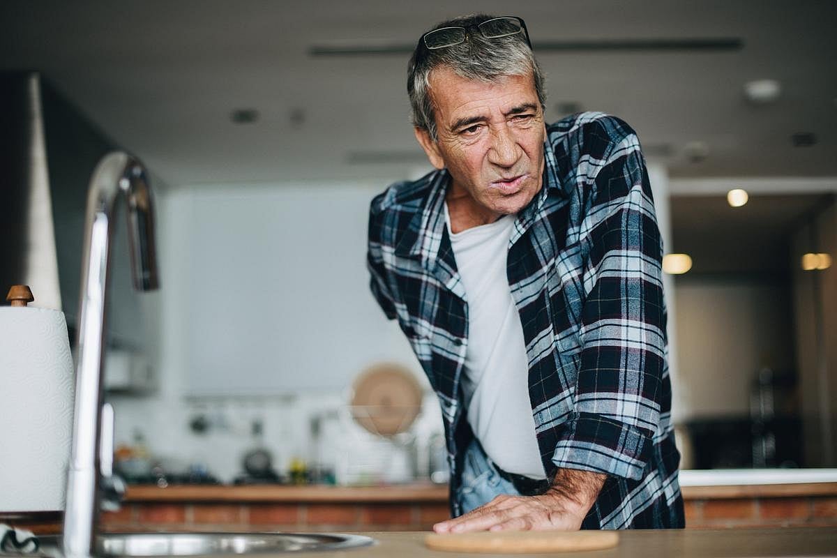 El dolor de espalda predice problemas de sueño en hombres mayores, según estudio