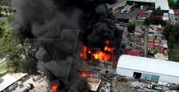 La columna de humo alcanzó