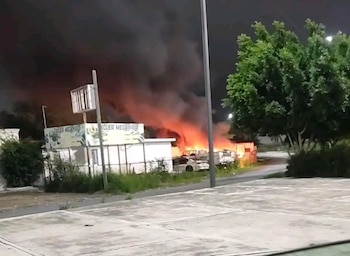 Los bloqueos e incendios se produjeron como reacción a la captura de un presunto generador de violencia. (Crédito: redes sociales)