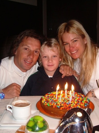 Balthazar Gravier, entre su papá Alejandro y su mamá Valeria, en su cumpleaños número 8