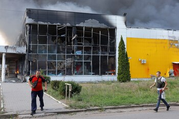 El humo se eleva sobre