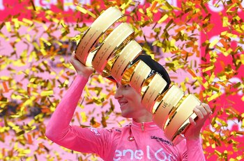 El australiano Jai Hindley celebra su coronación en el Giro d'Italia 2022. REUTERS/Jennifer Lorenzini.