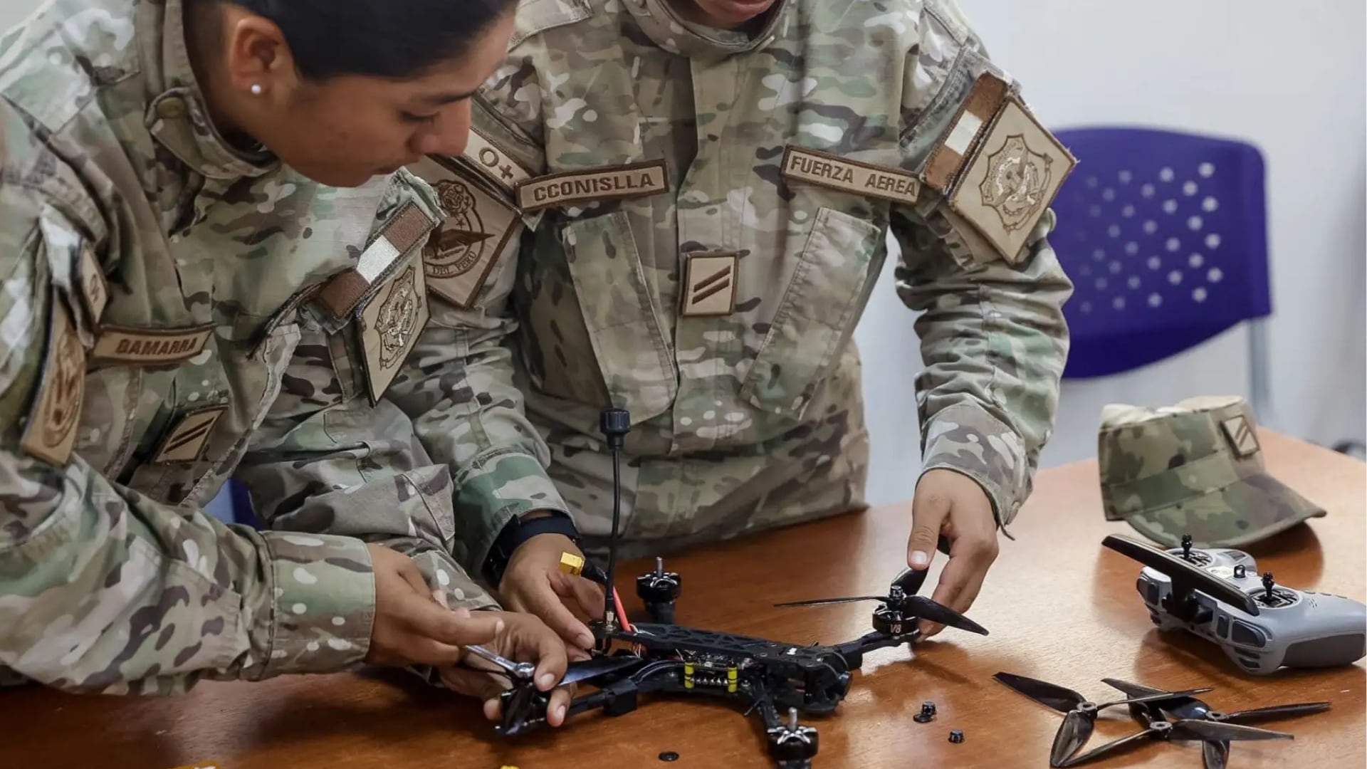 Estudiantes de la Escuela de Suboficiales de la Fuerza Aérea del Perú manipulan la estructura de un dron durante una sesión de capacitación tecnológica en Lima. (Agencia Andina)