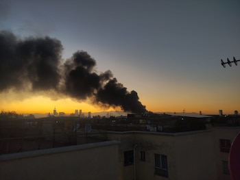 El incendio es visible desde