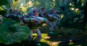 Varias figuras del personaje Buzz Lightyear con traje de astronauta blanco, verde y morado, avanzando en un entorno de selva con hojas verdes